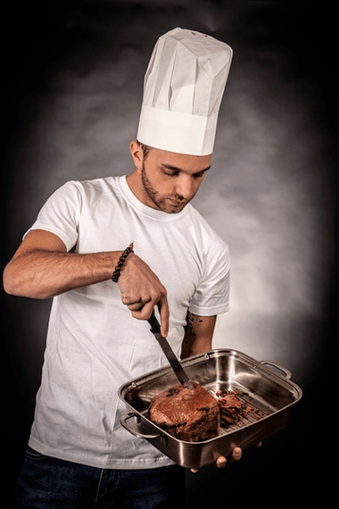 Vīrietis sagatavo gaļu potencei